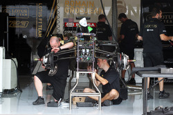 Lotus F1 Team beim Aufbau eines Lotus F1 E23 in der Box