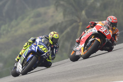 Marc Marquez, Repsol Honda Team, y Valentino Rossi, Yamaha Factory Racing