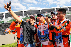 Sergio Perez, Sahara Force India F1 con marshals