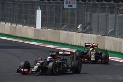 Romain Grosjean, Lotus F1 E23, vor Pastor Maldonado, Lotus F1 E23