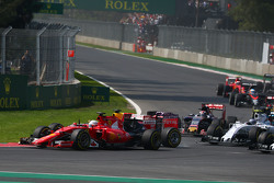 Sebastian Vettel, Ferrari SF15-T, und Daniel Ricciardo, Red Bull Racing RB11, mit Berührung nach dem