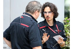 Лоран Мекіс, головний інженер Scuderia Toro Rosso та Джорджо Асканеллі, технічний директор Scuderia