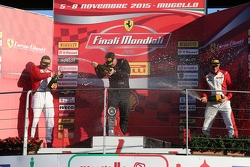 Podio Pirelli AM: prmer lugar #27 Rossocorsa Pellin Racing Ferrari 458: Alessandro Vezzoni, segundo