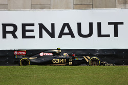 Пастор Мальдонадо, Lotus F1 E23 проїжджає рекламу Renault