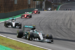 Nico Rosberg, Mercedes AMG F1, vor Lewis Hamilton, Mercedes AMG F1
