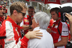 (Da sinistra a destra): Sebastian Vettel, Ferrari with Bernie Ecclestone, sulla griglia