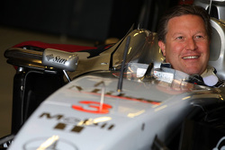 Zak Brown in een klassieke McLaren