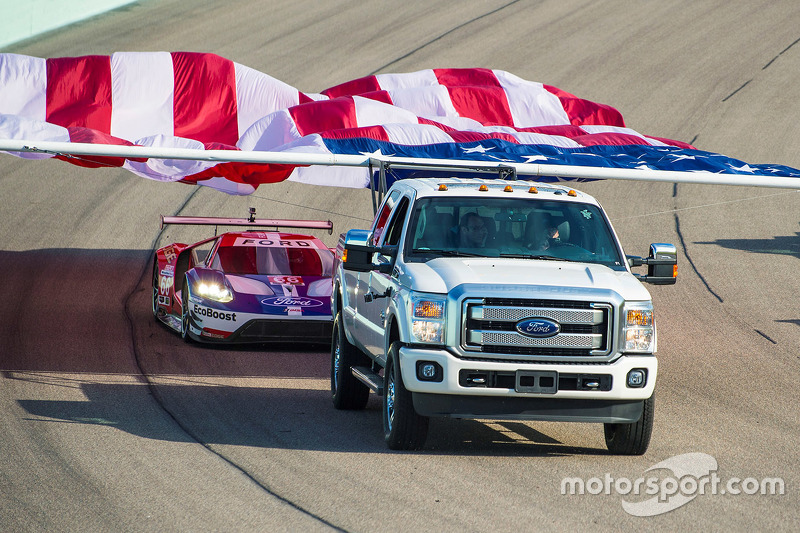 Pre-Race-Show: Die Flagge und der Ganassi-Ford
