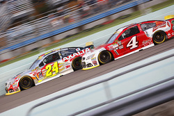 Jeff Gordon, Hendrick Motorsports Chevrolet; Kevin Harvick, Stewart-Haas Racing Chevrolet