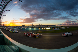 Pace-Car vor Kevin Harvick, Stewart-Haas Racing Chevrolet; Jeff Gordon, Hendrick Motorsports Chevrol