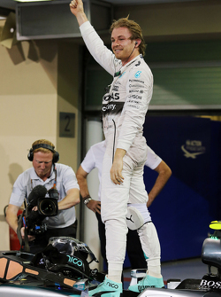 Il vincitore Nico Rosberg, Mercedes AMG F1 festeggia nel parco chiuso
