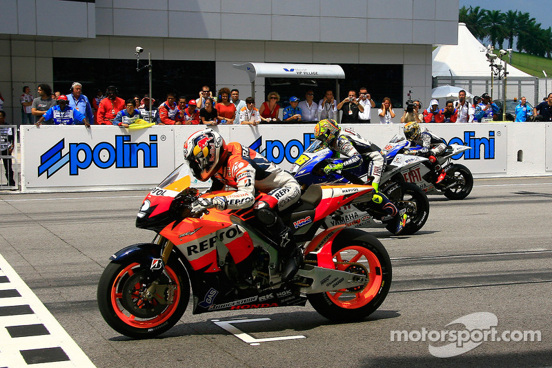 Dani Pedrosa, ketika membela Repsol Honda, bersaing dengan duo Yamaha, Valentino Rossi dan Jorge Lorenzo di front row MotoGP