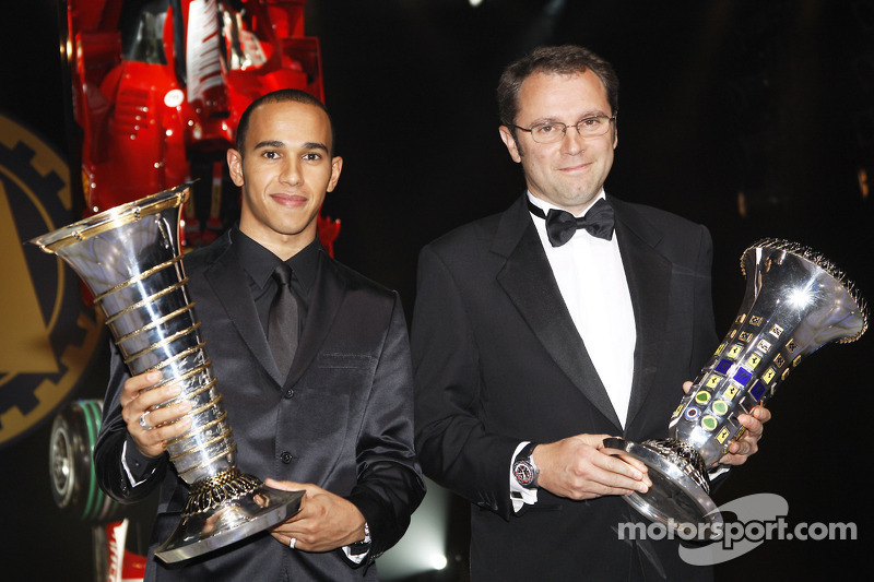 Lewis Hamilton y Stefano Domenicali, en los premios de la FIA en 2008.