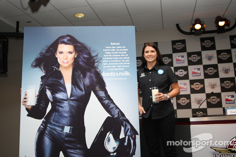 2009: Danica Patrick en melk
