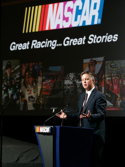 El presidente y CEO de NASCAR, Brian France se dirige a la prensa durante el NASCAR Sprint Media Tou