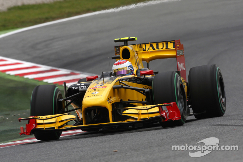 Виталий Петров за рулем Renault
