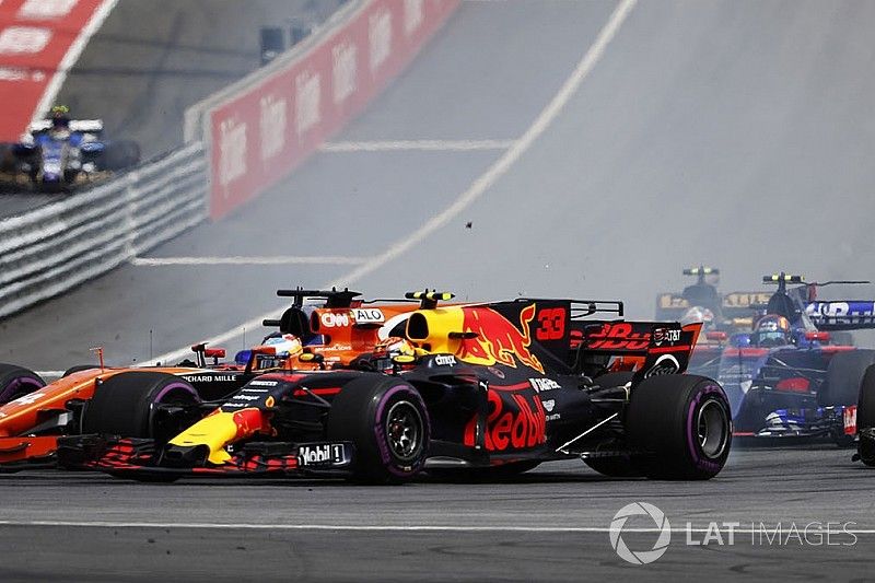 Daniil Kvyat, Scuderia Toro Rosso STR12, collides, Fernando Alonso, McLaren MCL32