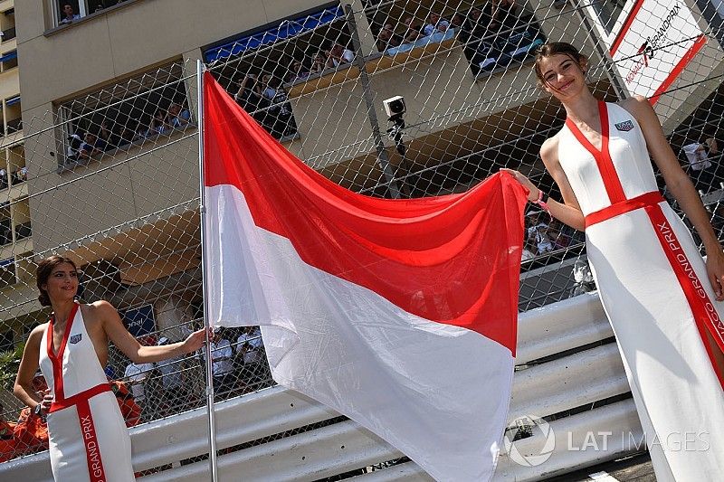 Grid girls and flags