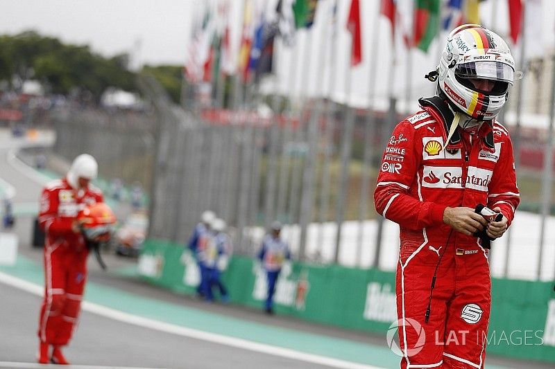 Sebastian Vettel, Ferrari, Kimi Raikkonen, Ferrari, caminan a los pits tras la calificaci&oacute;n