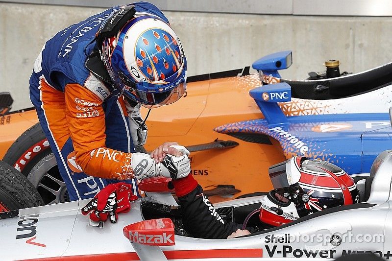 Scott Dixon, Chip Ganassi Racing Honda congratulates Will Power, Team Penske Chevrolet