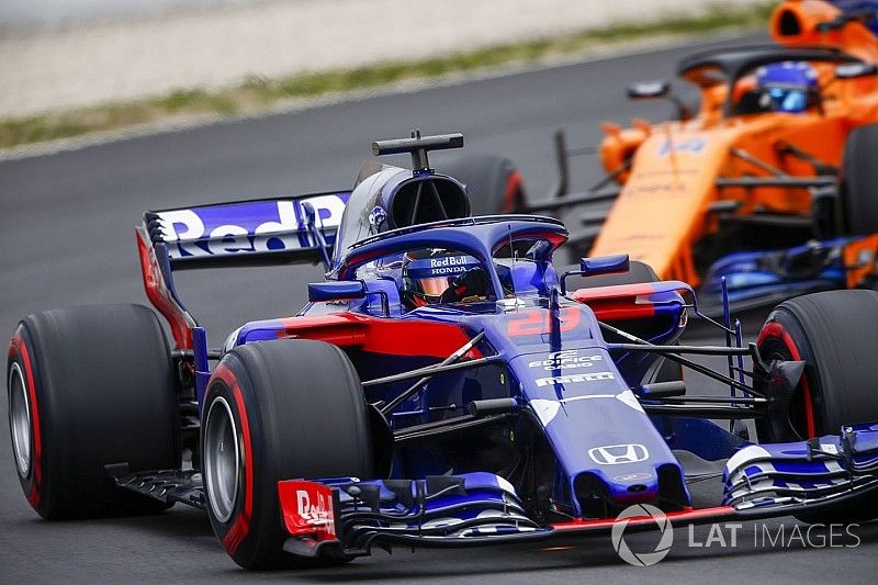 Brendon Hartley, Scuderia Toro Rosso STR13, Fernando Alonso, McLaren MCL33