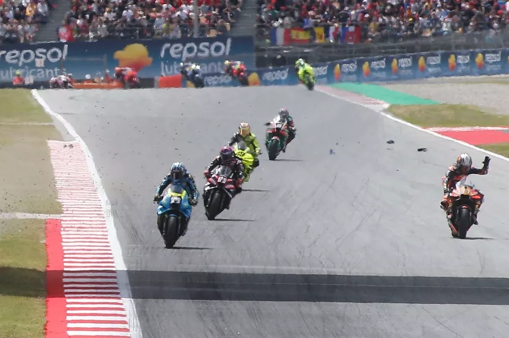 La chute d'Alex Marquez, Gresini Racing, apr&egrave;s le contact avec Pedro Acosta, Red Bull KTM Factory Racing