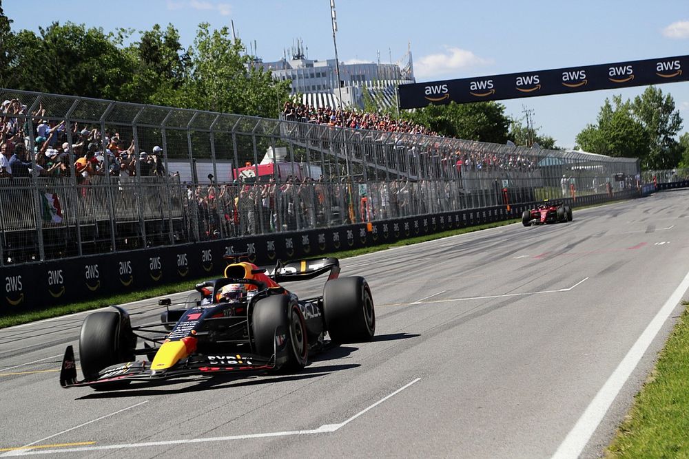 Max Verstappen, Red Bull Racing RB1, Carlos Sainz, Ferrari F1-75