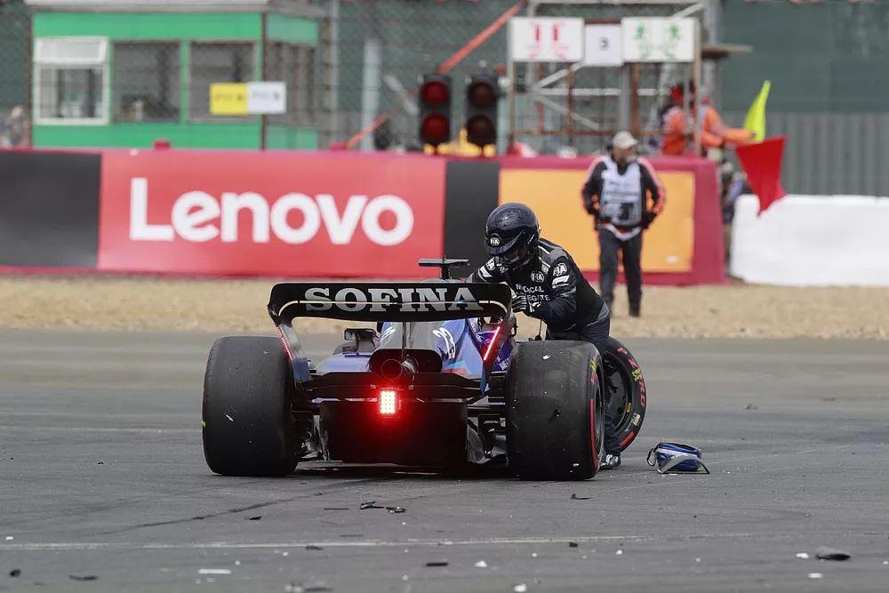 El delegado médico de la FIA asiste a Alex Albon, Williams FW44, tras un accidente en la primera vuelta