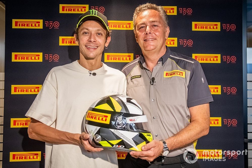 Valentino Rossi y Mario Isola, director de Pirelli Motorsport