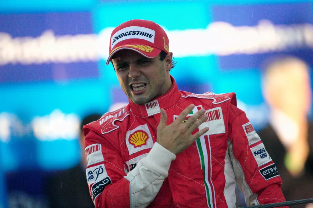 Felipe Massa, emocionado, bate orgulhosamente no peito a ins&iacute;gnia do Prancing Horse ao comemorar a vit&oacute;ria e uma temporada bem disputada diante de sua torcida.