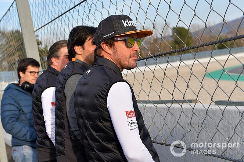 Fernando Alonso osserva l'azione a bordo pista