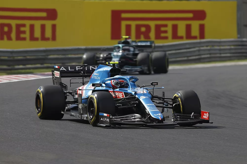 Esteban Ocon, Alpine A521, Sebastian Vettel, Aston Martin AMR21