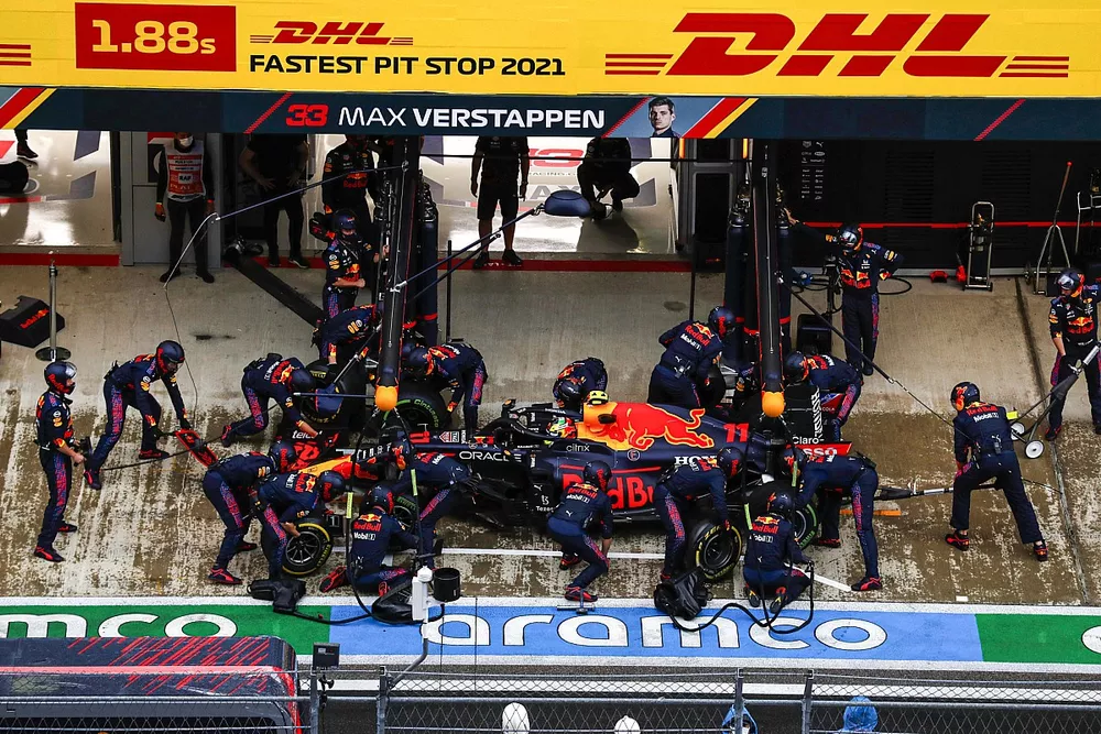Sergio P&eacute;rez, Red Bull Racing RB16B, pit stop