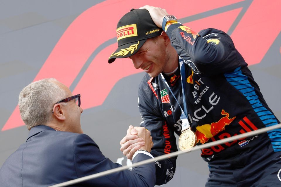 Max Verstappen, da Red Bull Racing, 1&ordm; colocado, recebe sua medalha de vencedor da FIA das m&atilde;os de Stefano Domenicali, CEO do Formula One Group