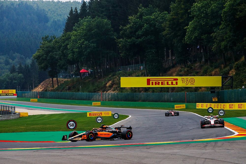 Daniel Ricciardo, McLaren MCL36, Mick Schumacher, Haas VF-22, Charles Leclerc, Ferrari F1-75