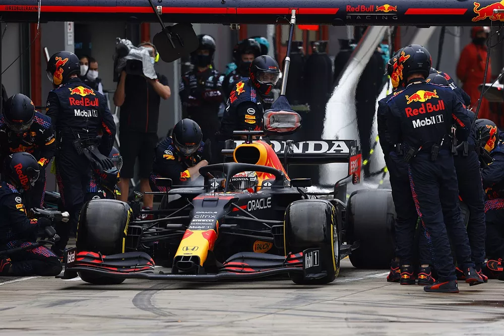 Max Verstappen, Red Bull Racing RB16B pit stop