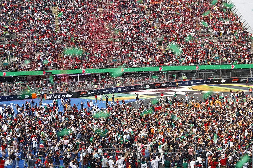 Los aficionados celebran despu&eacute;s de la carrera