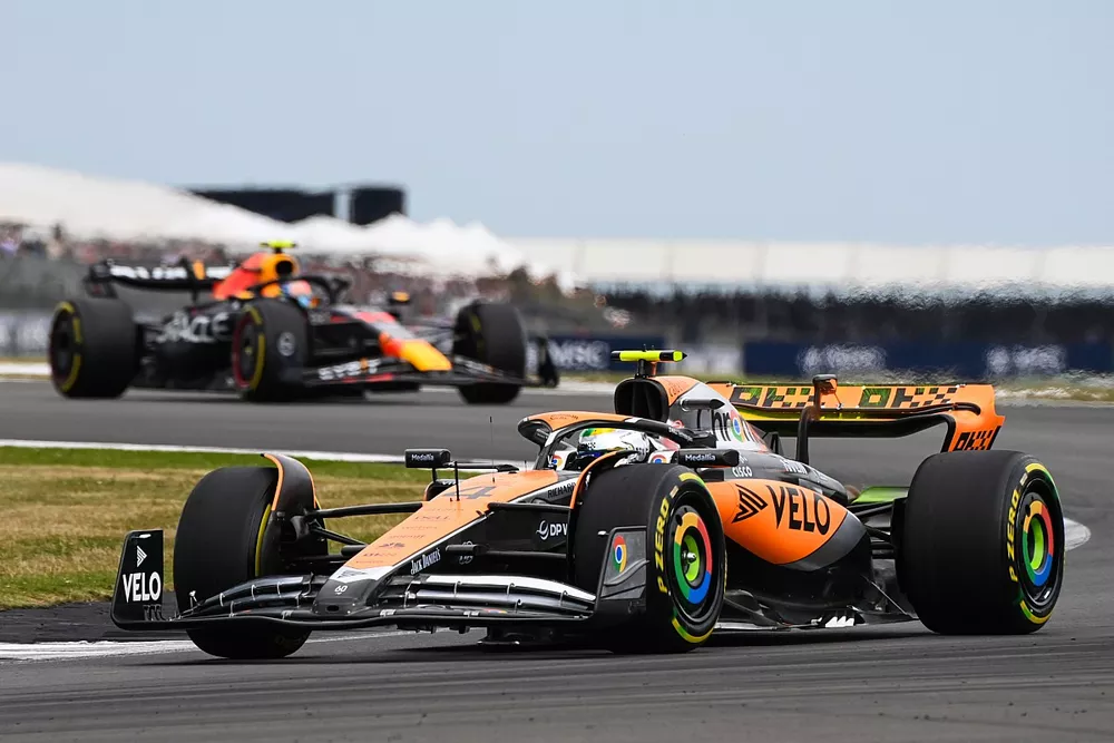 Lando Norris, McLaren MCL60, Sergio Perez, Red Bull Racing RB19