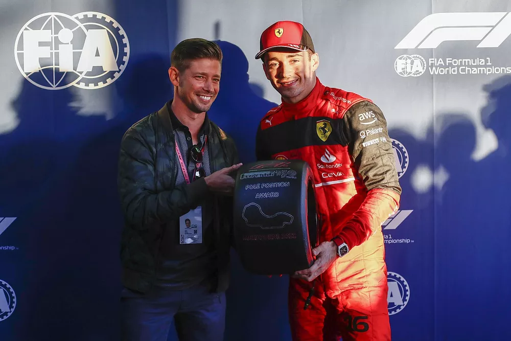 Il 2 volte campione di Moto GP Casey Stoner consegna il premio Pirelli per la pole position a Charles Leclerc, Ferrari