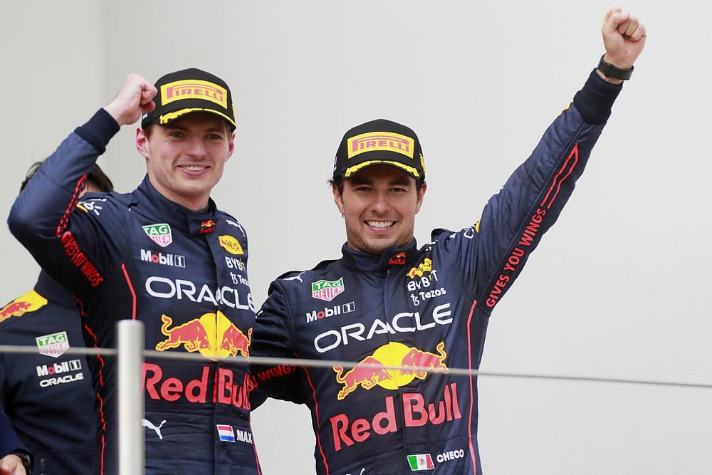 Le vainqueur Max Verstappen, Red Bull Racing, et le deuxième Sergio Perez, Red Bull Racing, fêtent sur le podium