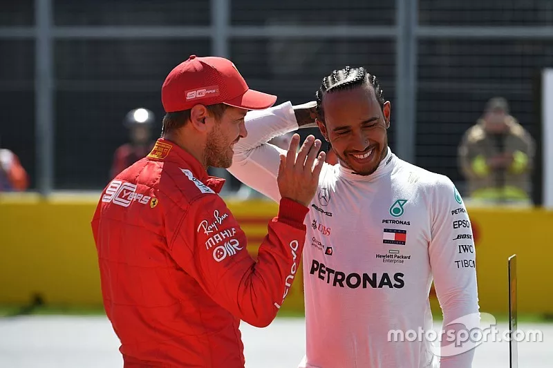 Ganador de la pole Sebastian Vettel, Ferrari, Lewis Hamilton, Mercedes AMG F1 en la calificaci&oacute;n