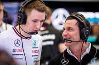 Villeneuve considera que Wolff solo molesta a Horner con el tema Verstappen