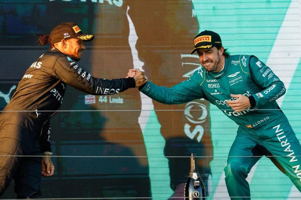 Sir Lewis Hamilton, Mercedes-AMG, deuxième, et Fernando Alonso, Aston Martin F1 Team, troisième, sur le podium