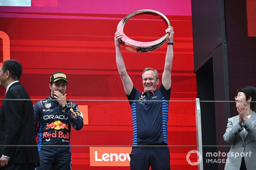 Paul Monaghan, Chief Engineer, Red Bull Racing, lifts the Constructors trophy on the podium