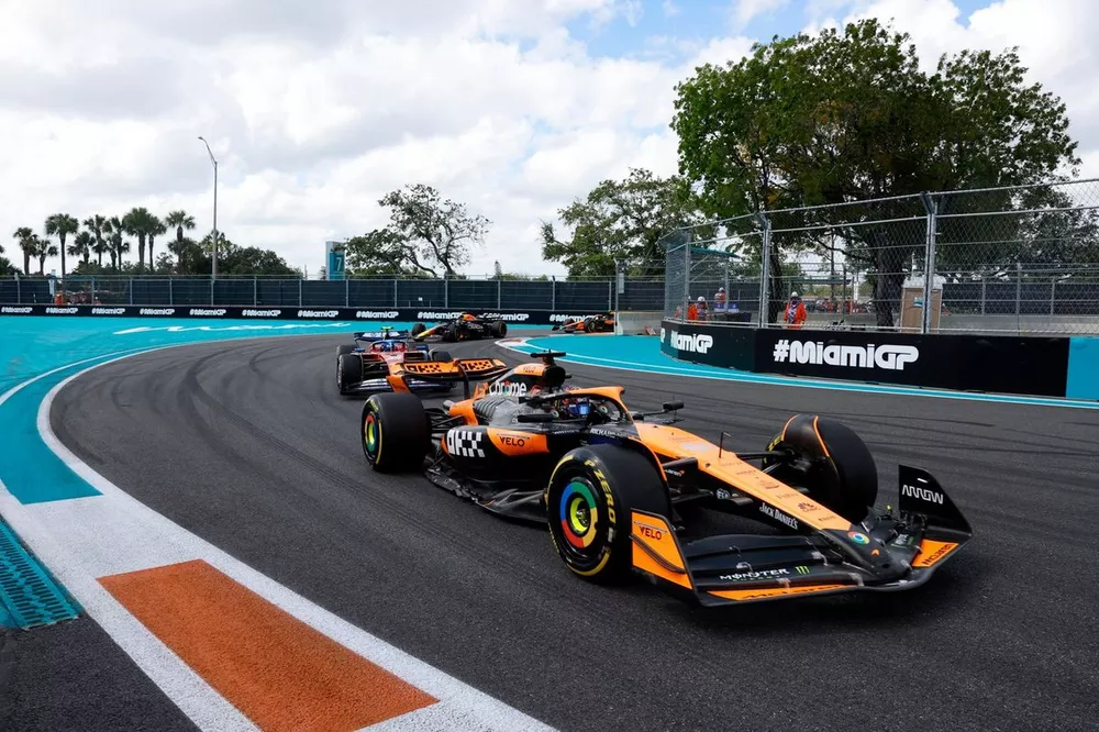 Oscar Piastri, McLaren MCL38, Carlos Sainz, Ferrari SF-24