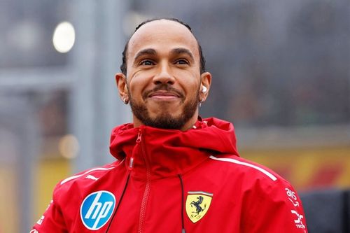 El presidente de la F1 predice una victoria de Hamilton con Ferrari en 2025