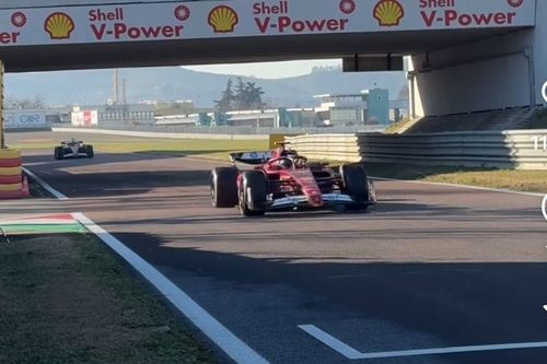 Em despedida da Ferrari, Sainz pai e filho pilotam carros de F1 juntos; veja imagens