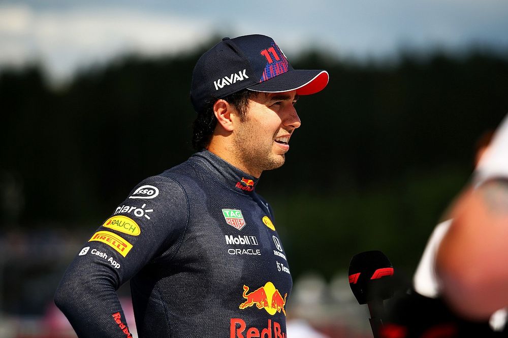 Tercer puesto Sergio Pérez, Red Bull Racing, en Parc Ferme