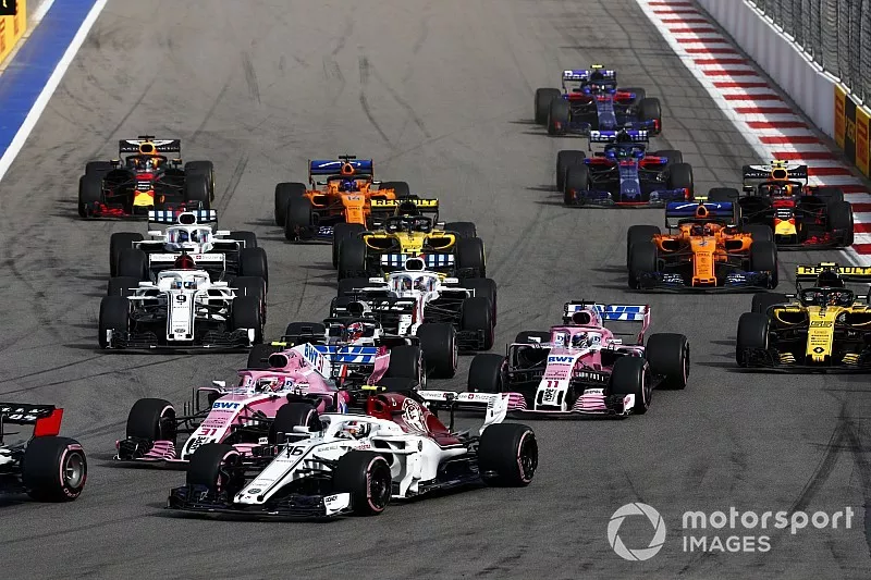 Charles Leclerc, Sauber C37, voor Esteban Ocon, Racing Point Force India VJM11, Sergio Perez, Racing Point Force India VJM11, Sergey Sirotkin, Williams FW41, Marcus Ericsson, Sauber C37, Carlos Sainz Jr., Renault Sport F1 Team R.S. 18, Nico Hulkenberg, Renault Sport F1 Team R.S. 18, Fernando Alonso, McLaren MCL33, en de rest van het veld