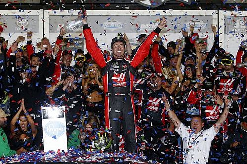 Kurt Busch firma por un año con Stewart-Haas Racing
